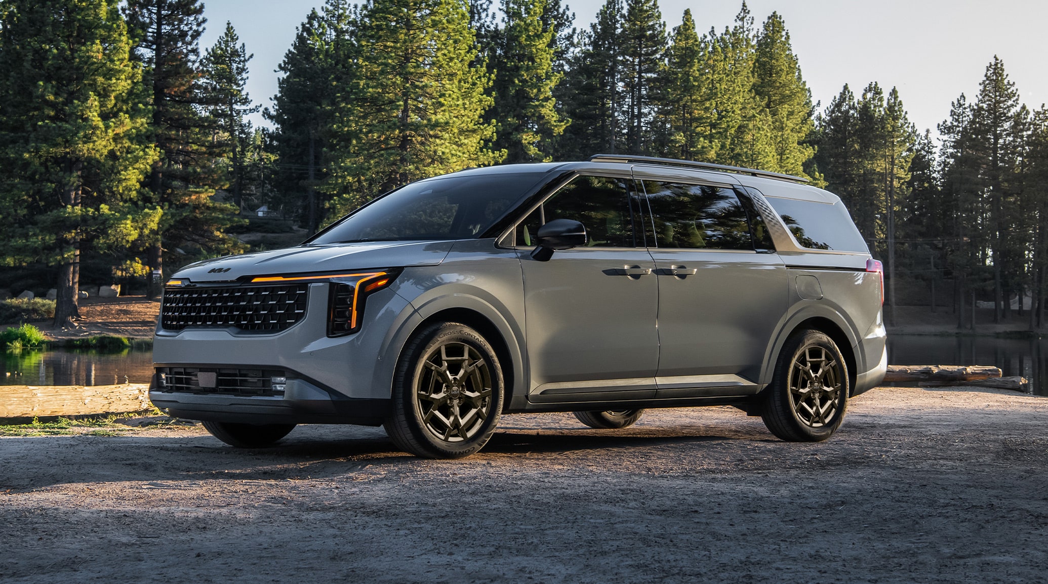 2025 Kia Carnival Parked In Front Of Trees