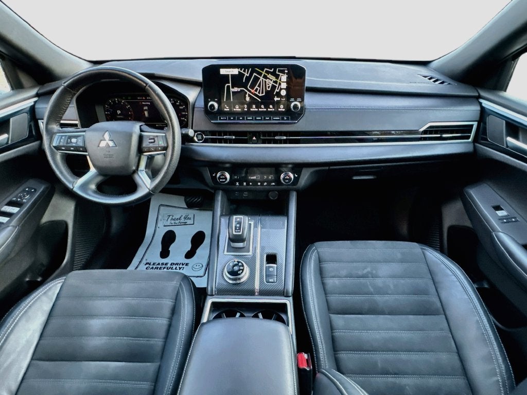 2023 Mitsubishi Outlander Base