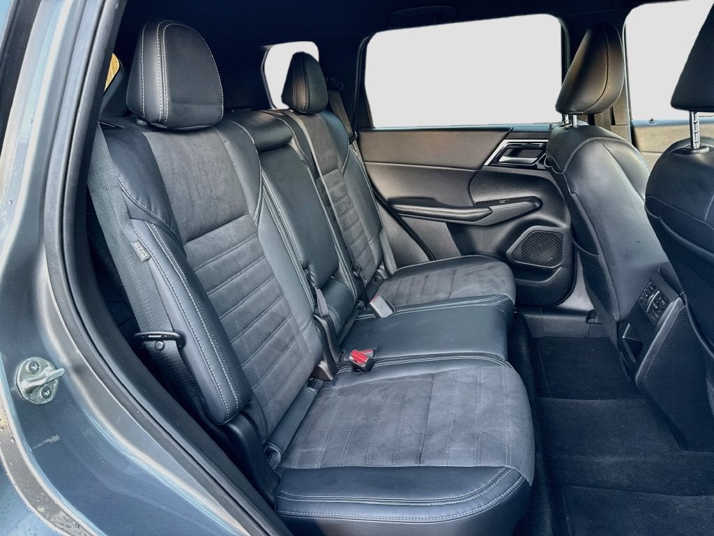 2023 Mitsubishi Outlander Base
