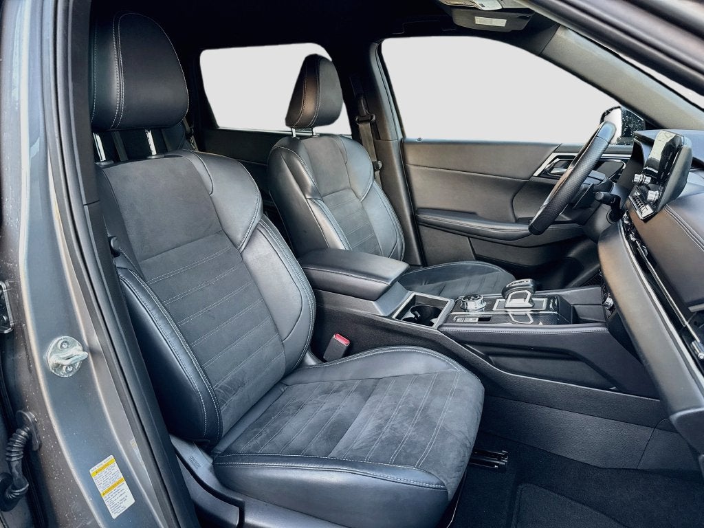 2023 Mitsubishi Outlander Base