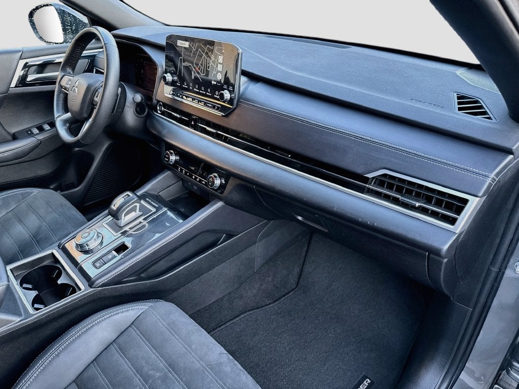 2023 Mitsubishi Outlander Base