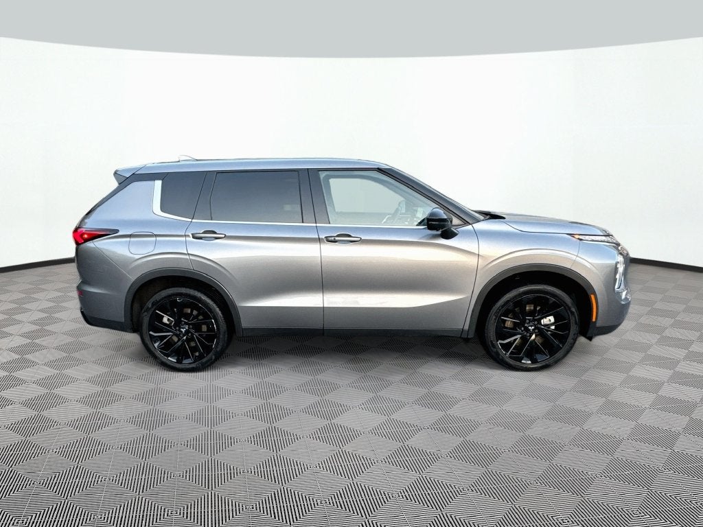 2023 Mitsubishi Outlander Base